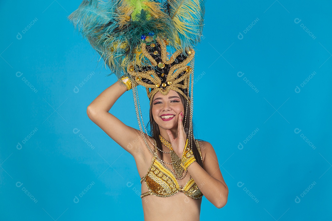 Linda mulher fantasiada para o carnaval