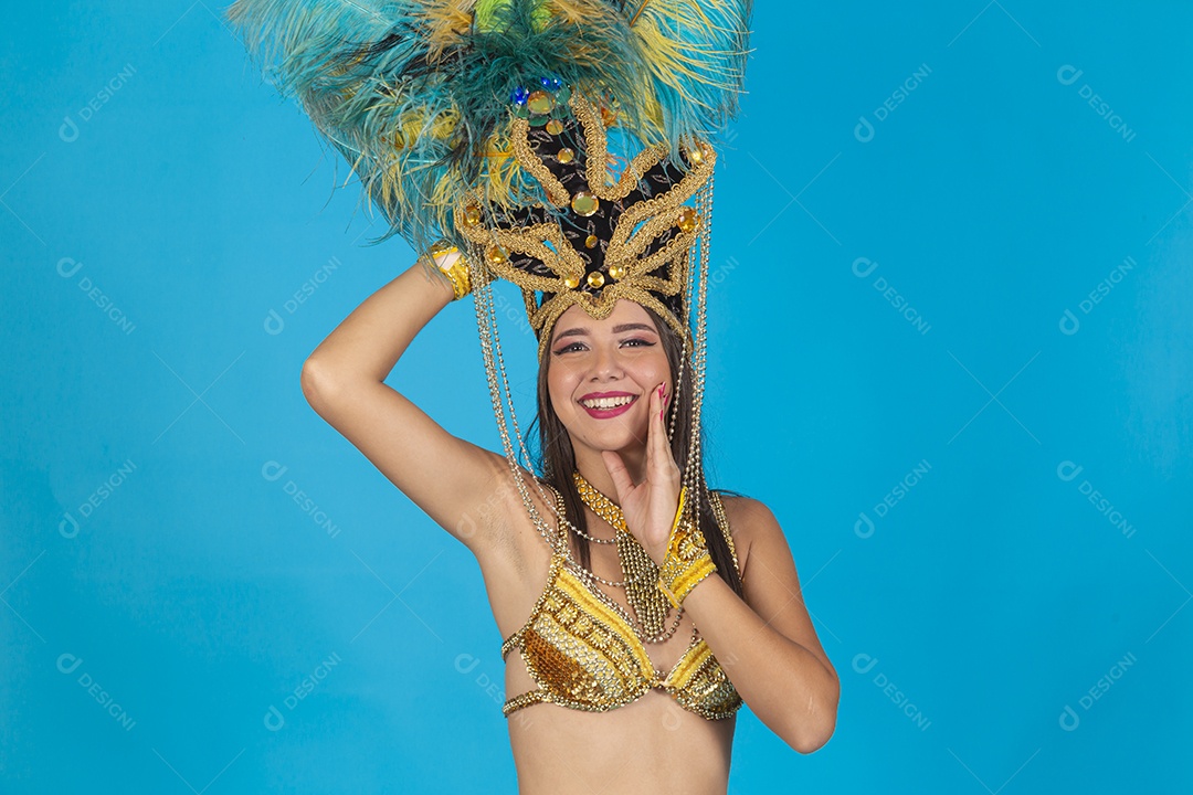 Linda mulher fantasiada para o carnaval