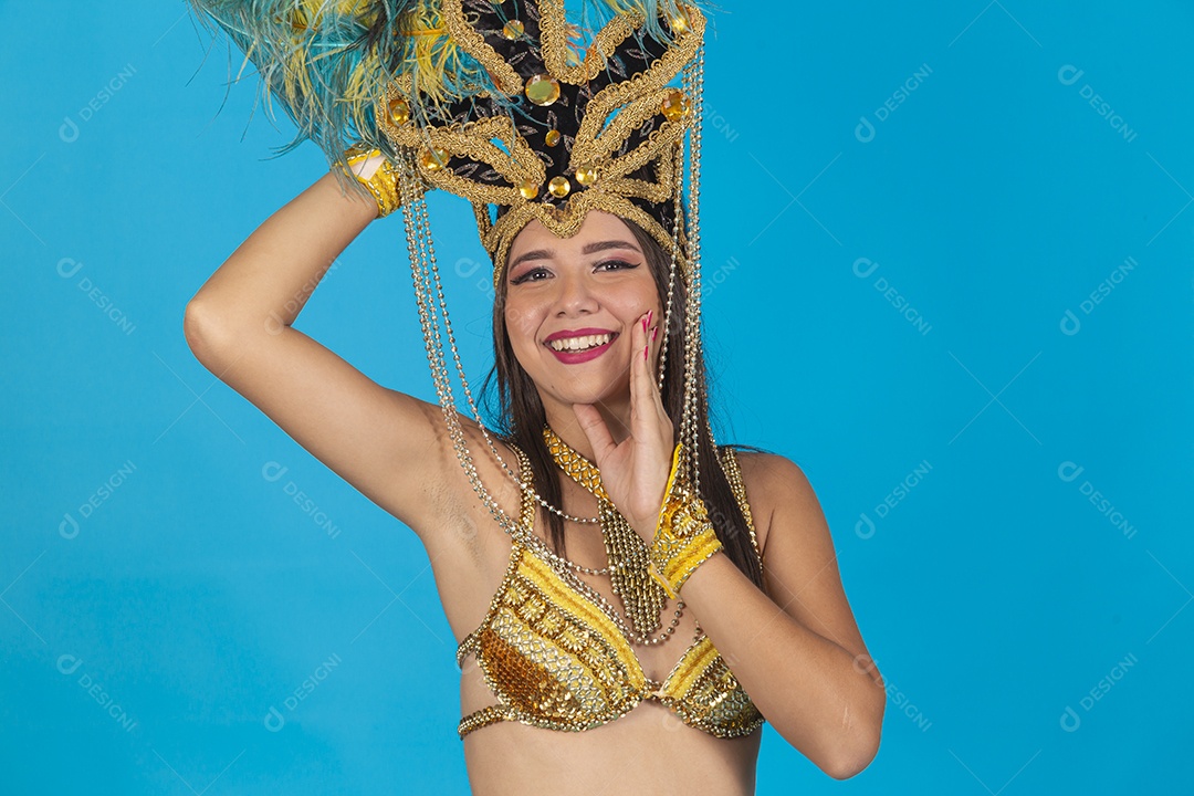 Linda mulher fantasiada para o carnaval