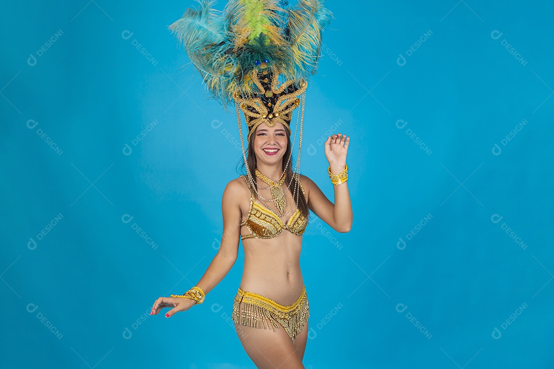 Linda mulher fantasiada para o carnaval