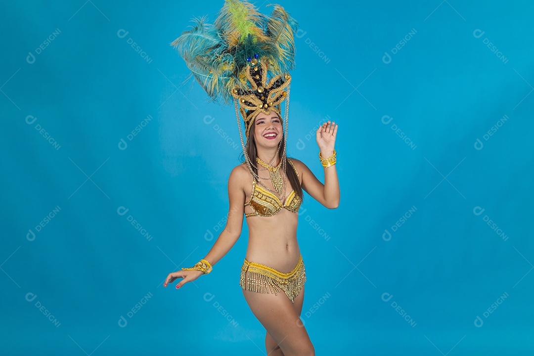 Linda mulher fantasiada para o carnaval