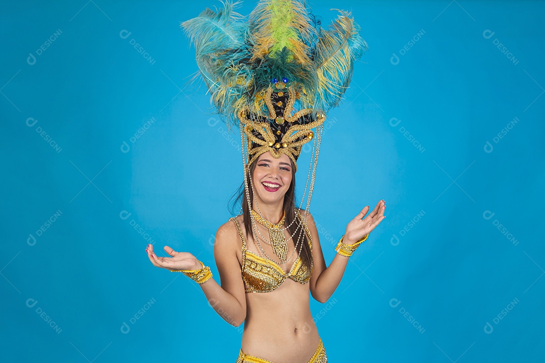 Linda mulher fantasiada para o carnaval