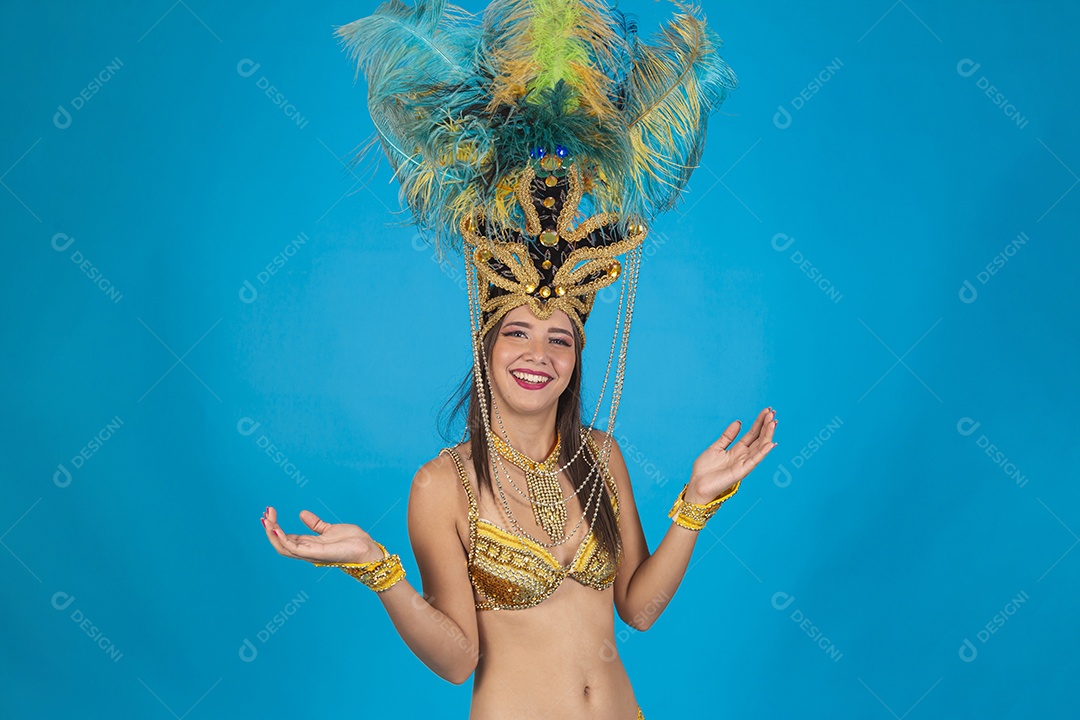 Linda mulher fantasiada para o carnaval