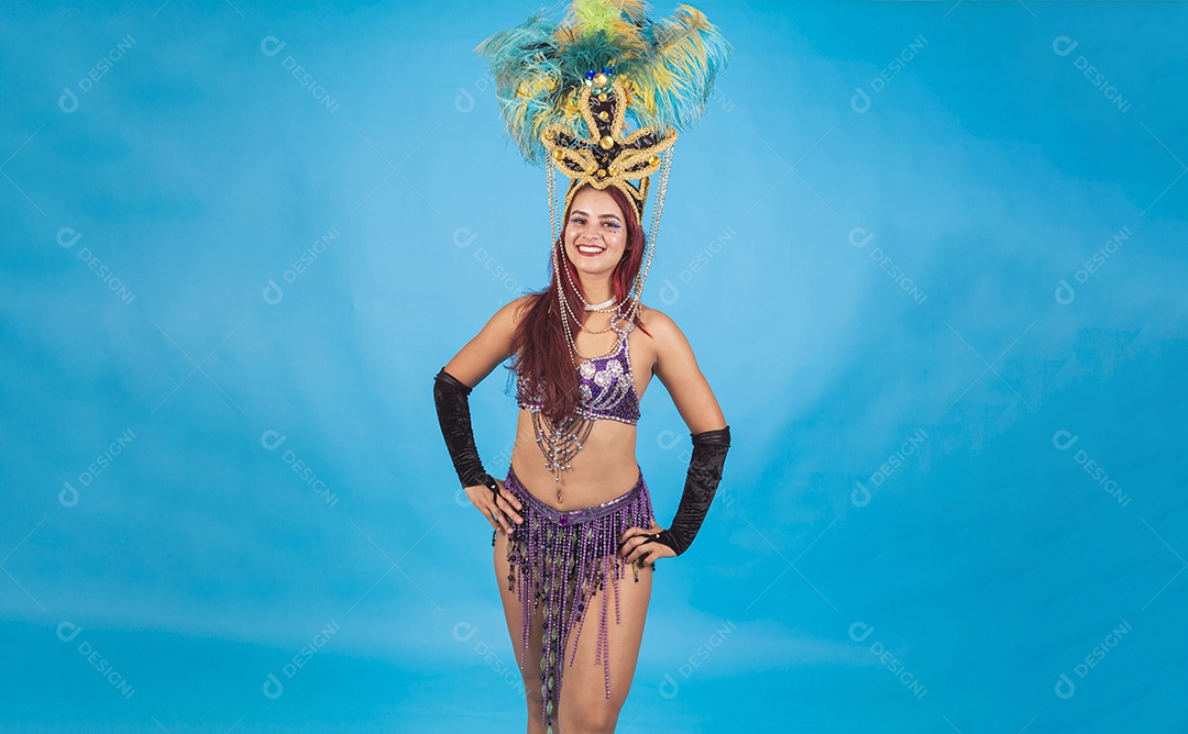 Linda mulher fantasiada para o carnaval