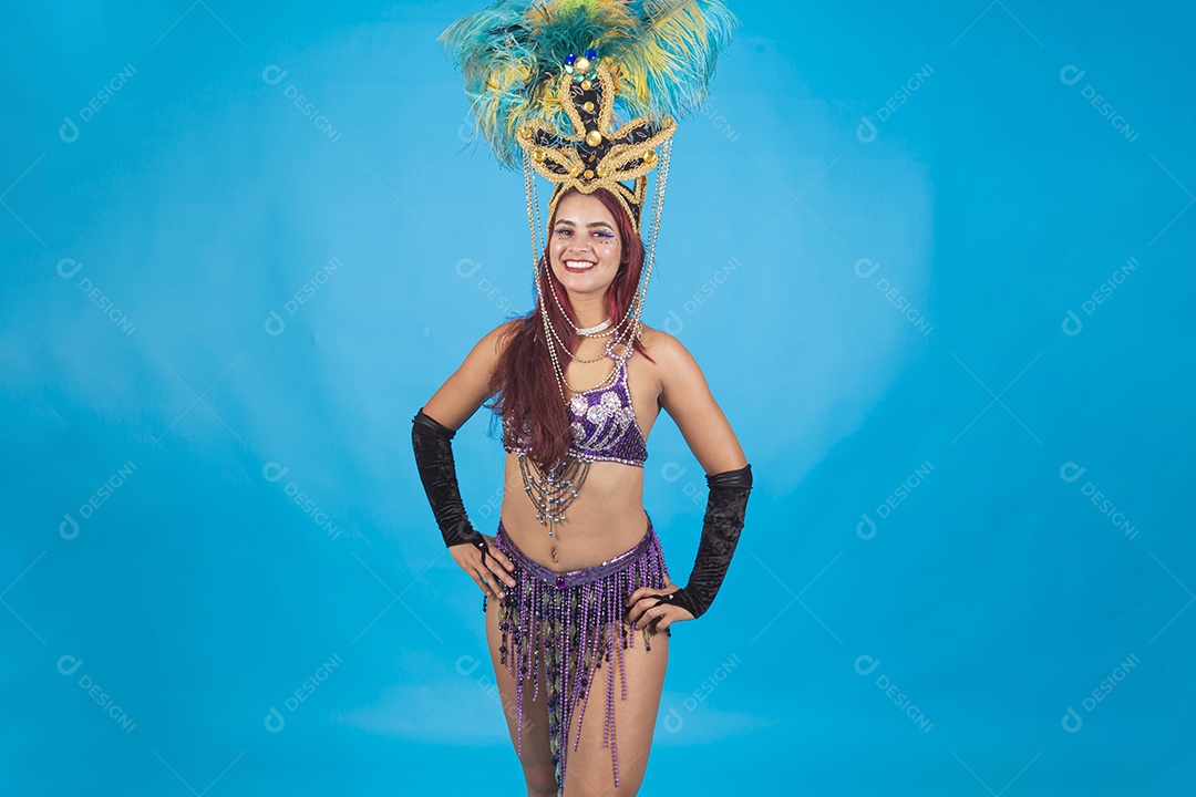 Linda mulher fantasiada para o carnaval