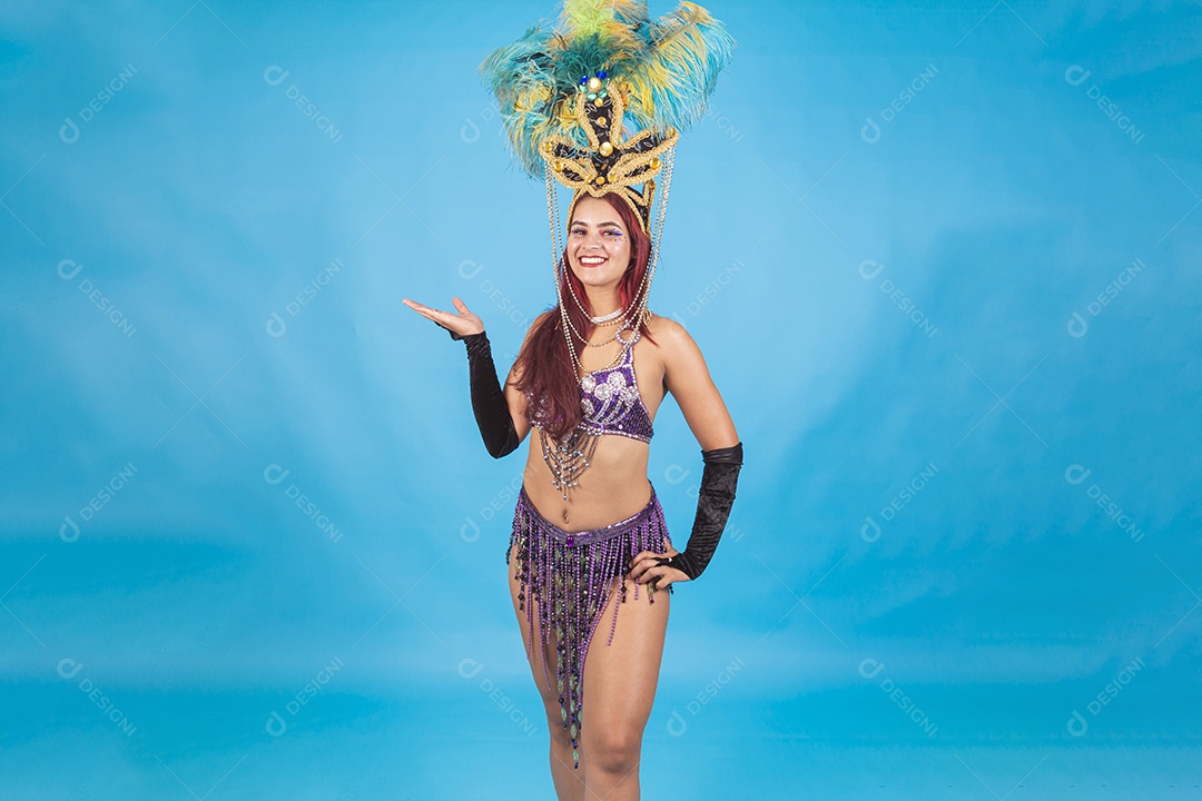 Linda mulher fantasiada para o carnaval