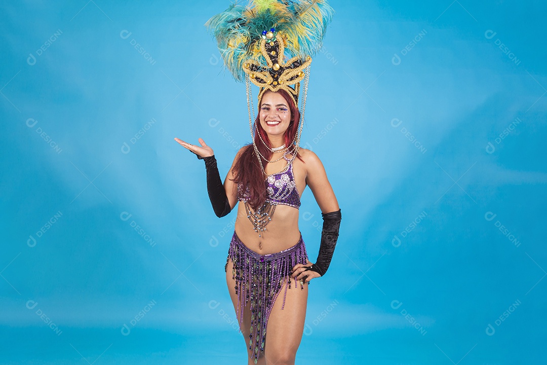 Linda mulher fantasiada para o carnaval