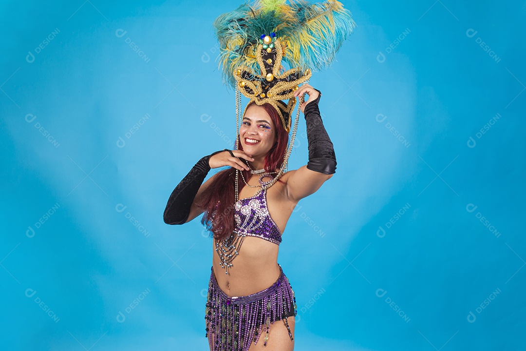 Linda mulher fantasiada para o carnaval