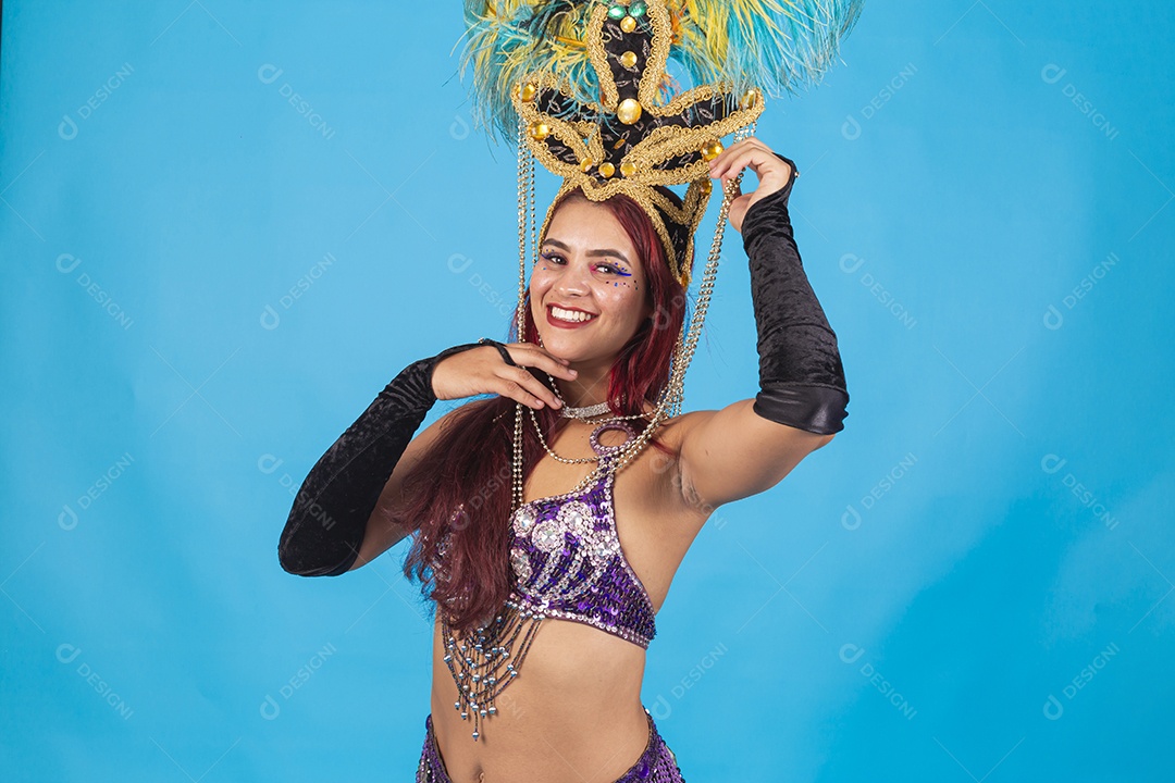 Linda mulher fantasiada para o carnaval