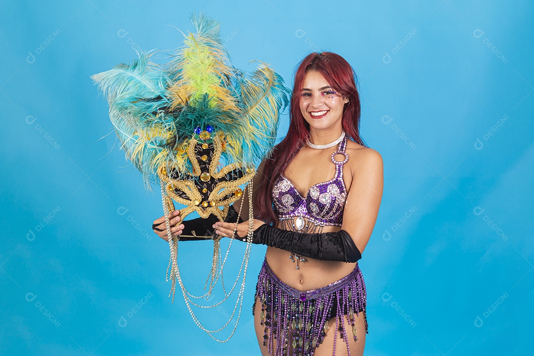 Linda mulher fantasiada para o carnaval