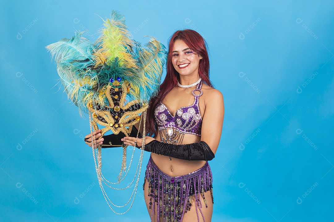 Linda mulher fantasiada para o carnaval