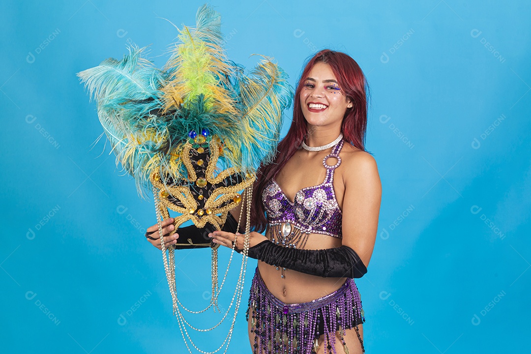 Linda mulher fantasiada para o carnaval