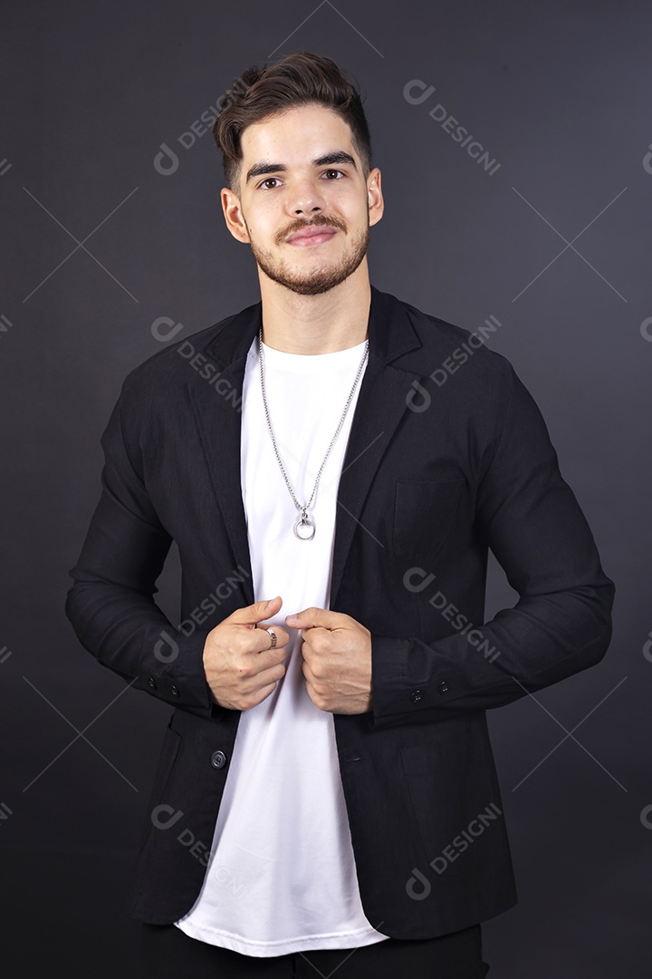 Homem jovem barbudo usando blaze sobre