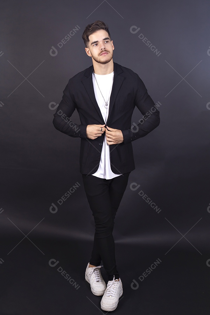 Homem jovem barbudo usando blaze sobre