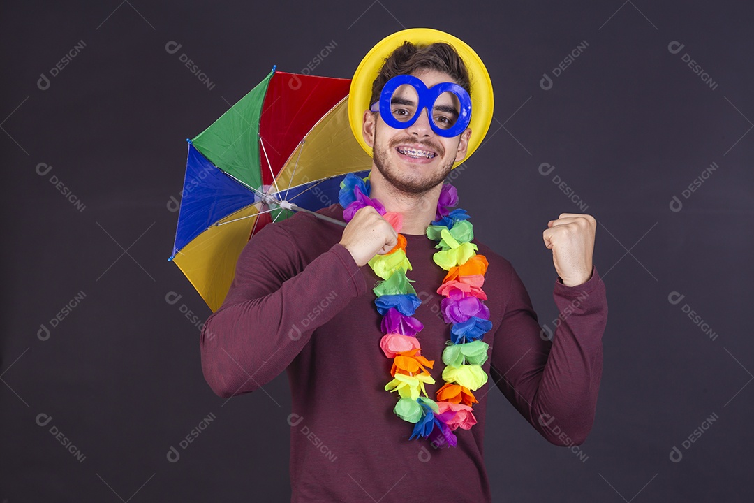 Homem jovem fantasiado para carnaval