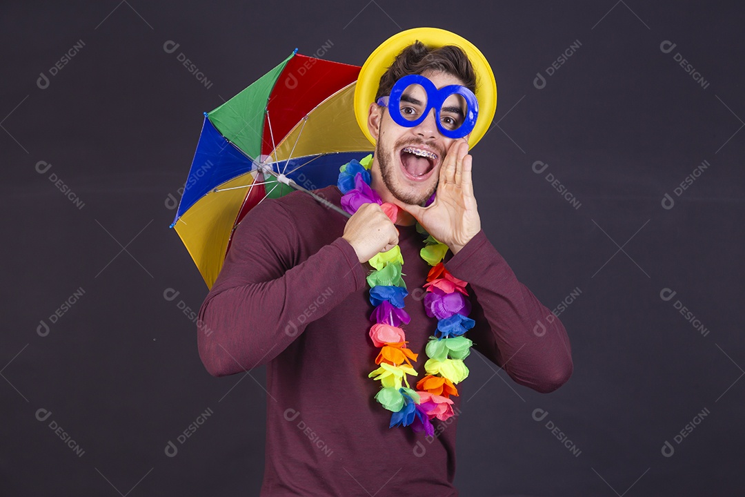 Homem jovem fantasiado para carnaval