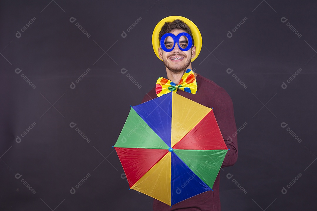 Homem jovem fantasiado para carnaval