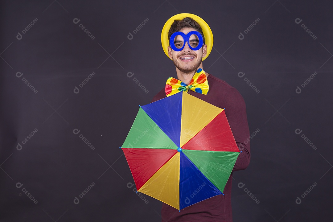 Homem jovem fantasiado para carnaval