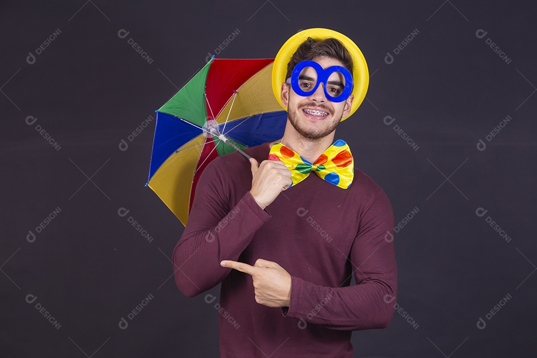 Homem jovem fantasiado para carnaval