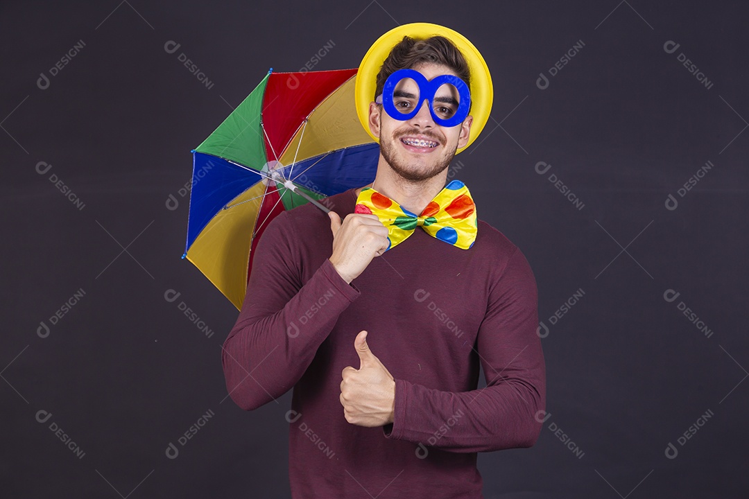 Homem jovem fantasiado para carnaval