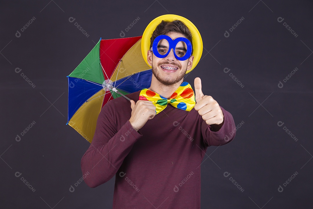 Homem jovem fantasiado para carnaval
