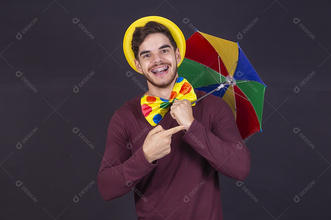 Homem jovem fantasiado para carnaval