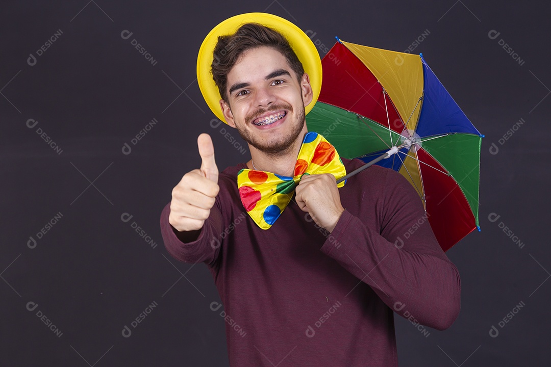 Homem jovem fantasiado para carnaval