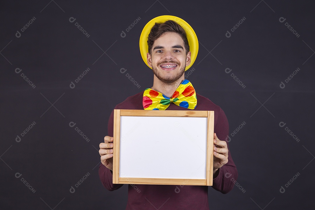 Homem jovem fantasiado para carnaval