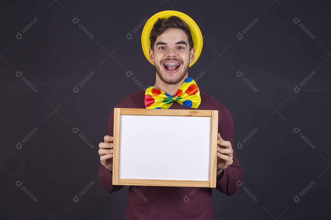 Homem jovem fantasiado para carnaval