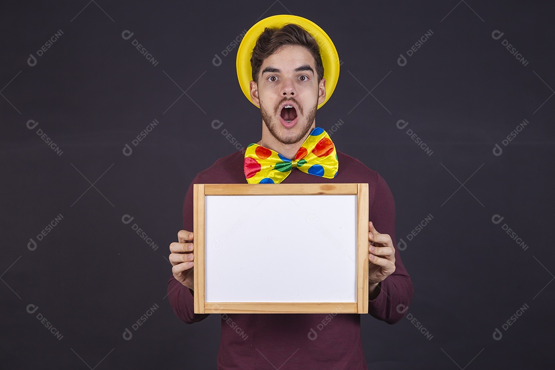 Homem jovem fantasiado para carnaval