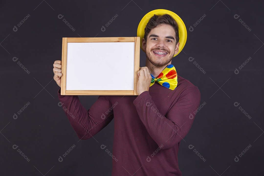 Homem jovem fantasiado para carnaval