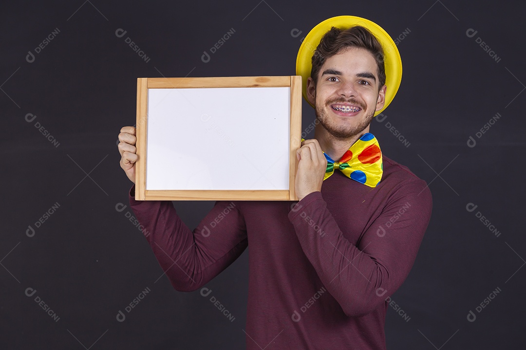 Homem jovem fantasiado para carnaval