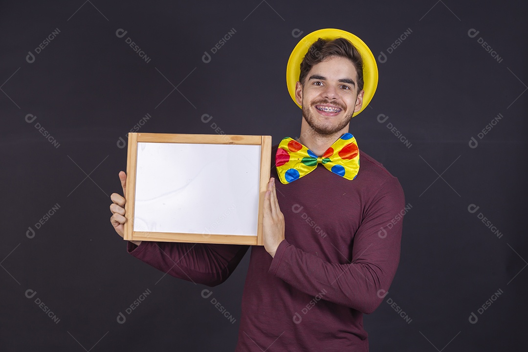 Homem jovem fantasiado para carnaval