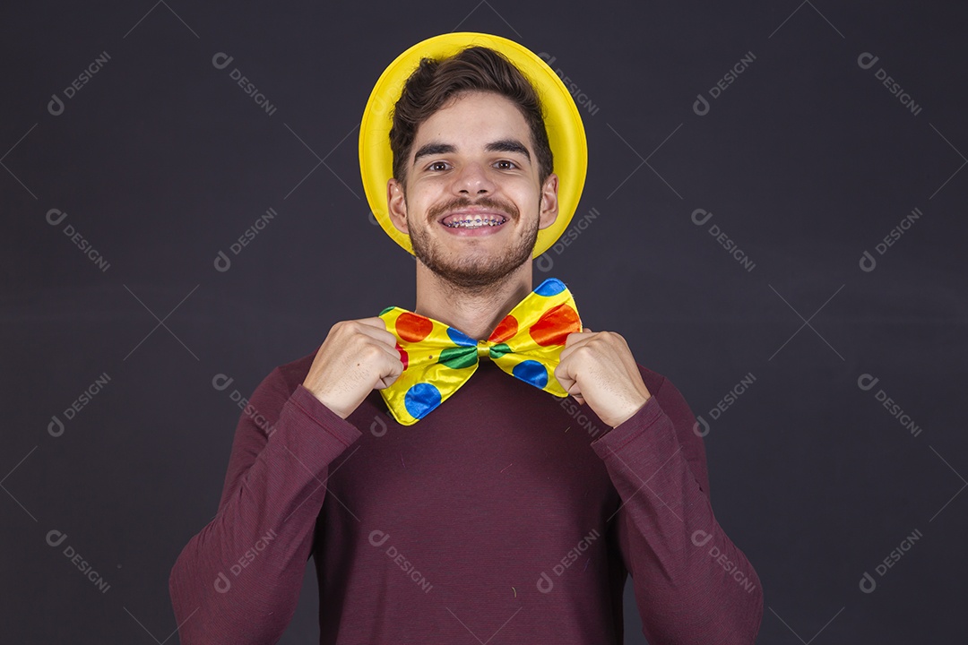 Homem jovem fantasiado para carnaval