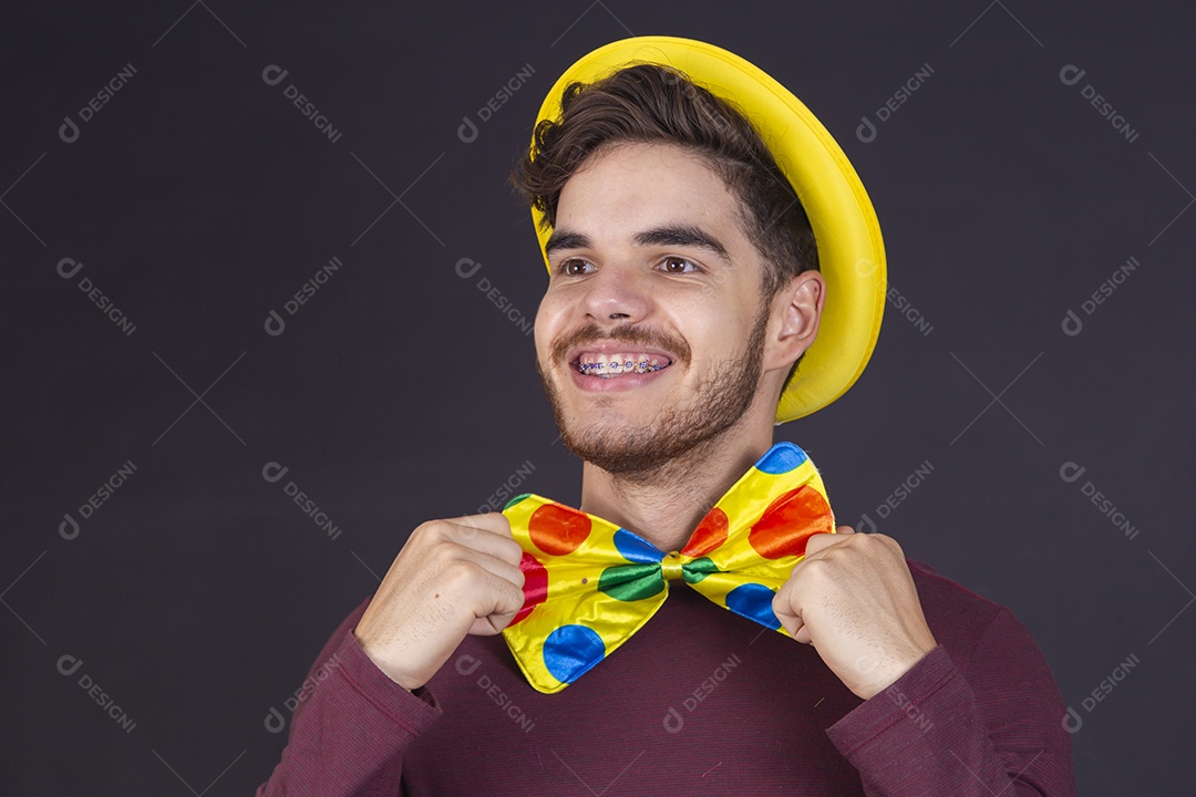 Homem jovem fantasiado para carnaval