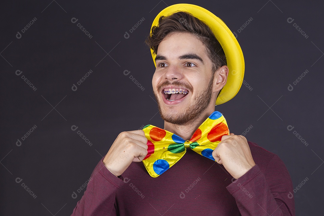 Homem jovem fantasiado para carnaval