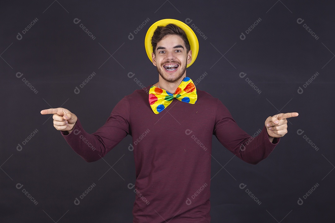 Homem jovem fantasiado para carnaval
