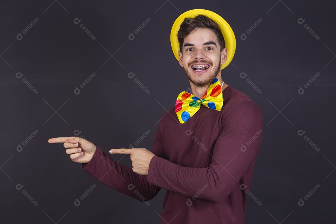 Homem jovem fantasiado para carnaval