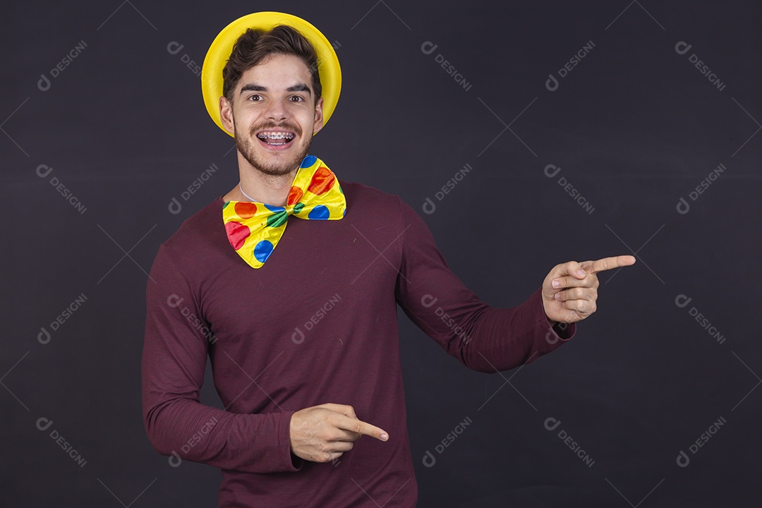 Homem jovem fantasiado para carnaval