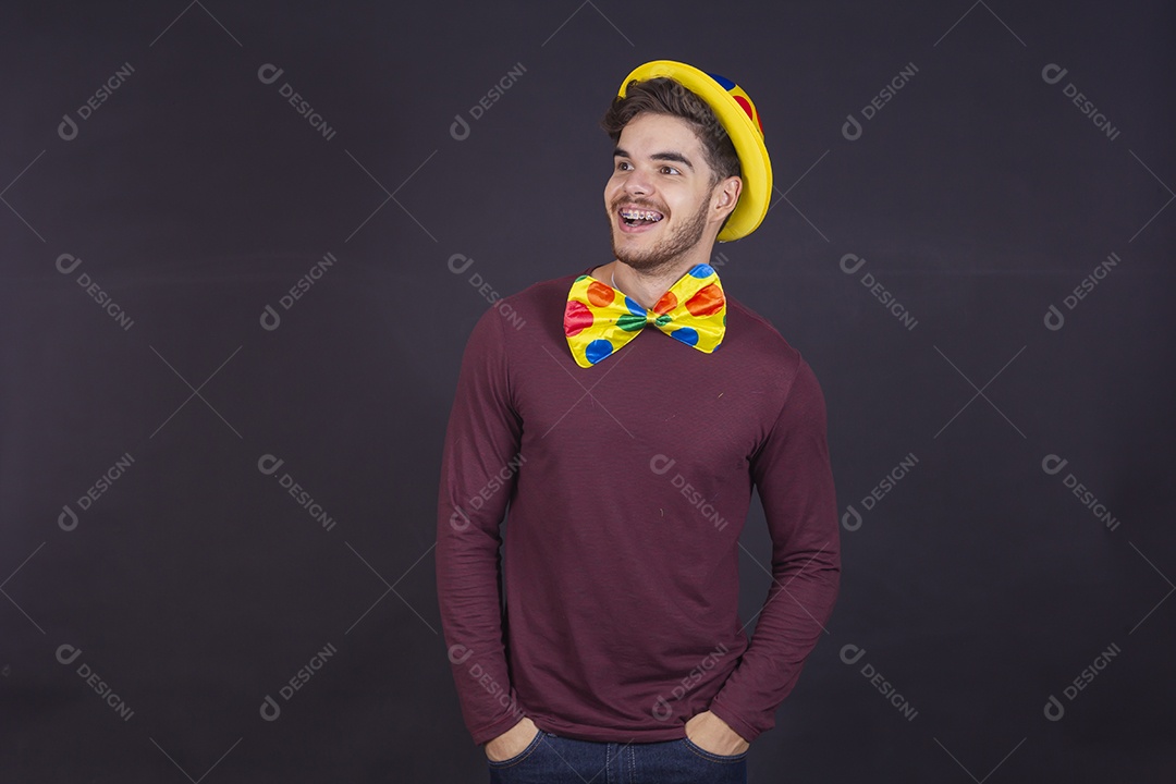 Homem jovem fantasiado para carnaval