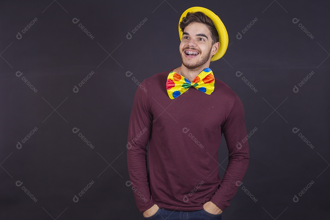 Homem jovem fantasiado para carnaval