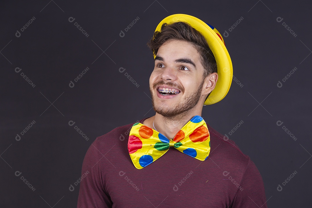 Homem jovem fantasiado para carnaval