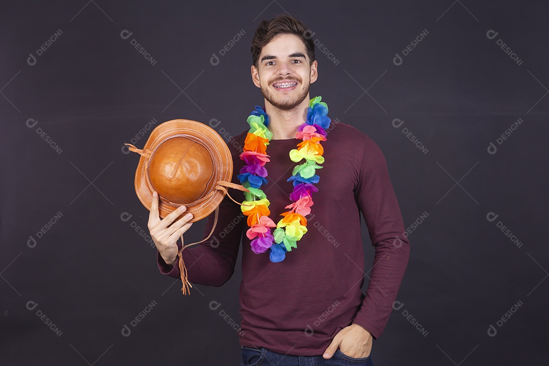 Homem jovem fantasiado para carnaval