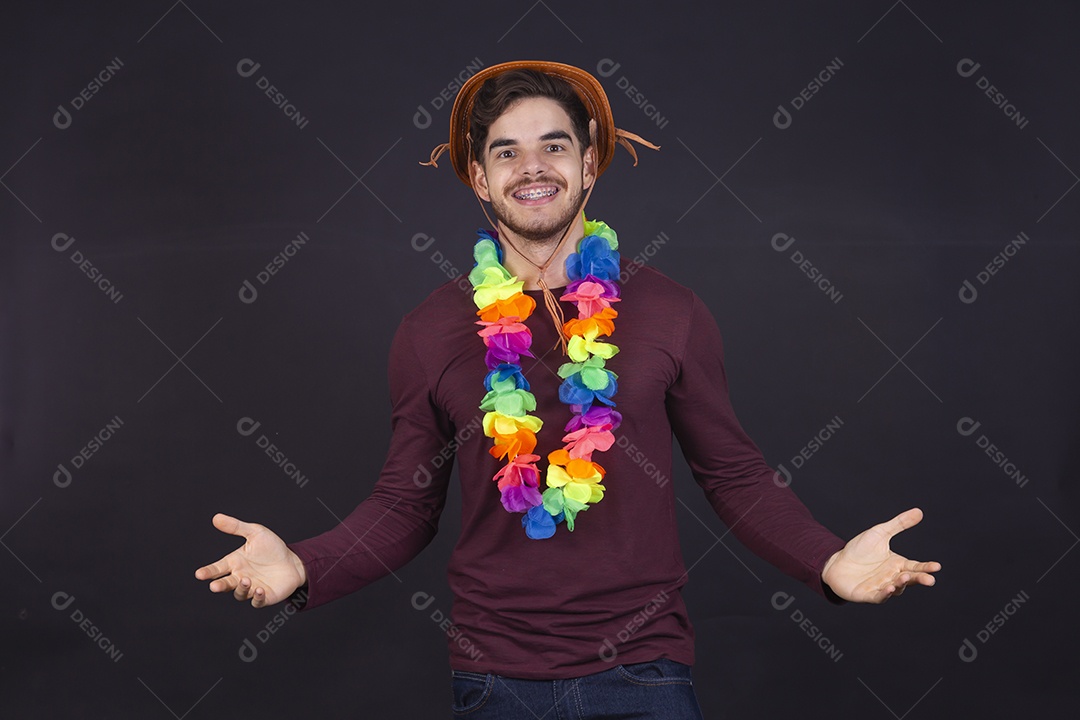Homem jovem fantasiado para carnaval