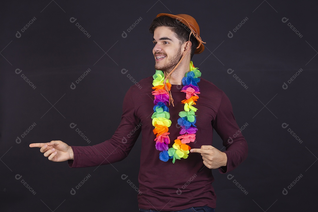 Homem jovem fantasiado para carnaval