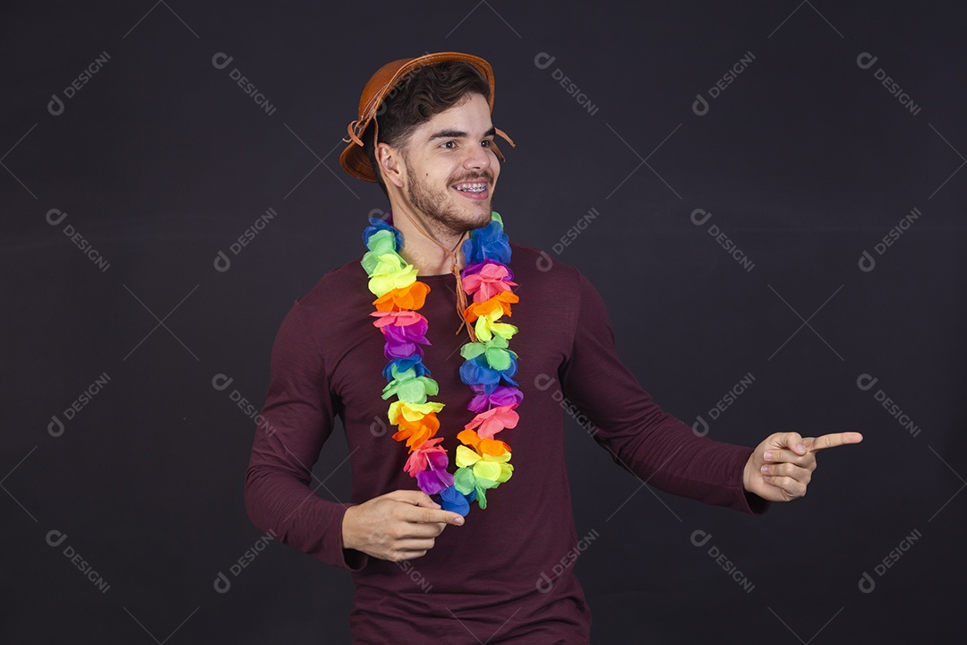 Homem jovem fantasiado para carnaval