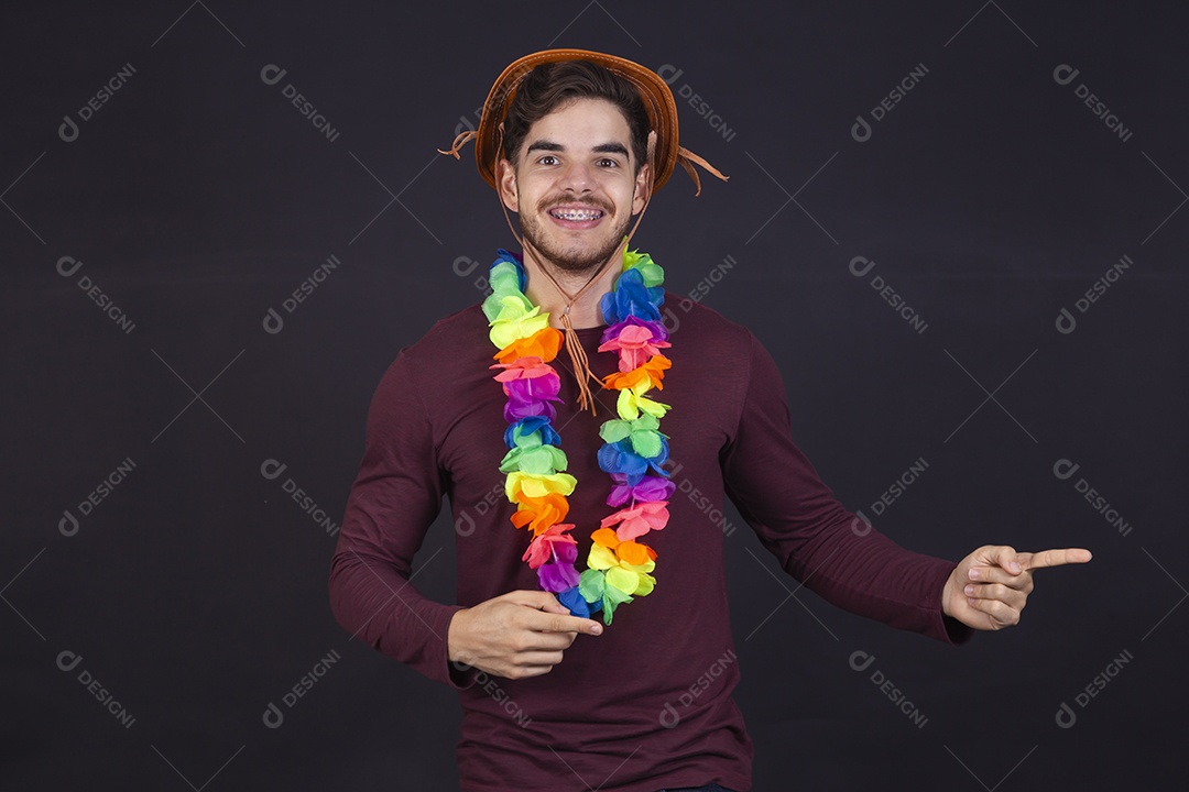 Homem jovem fantasiado para carnaval