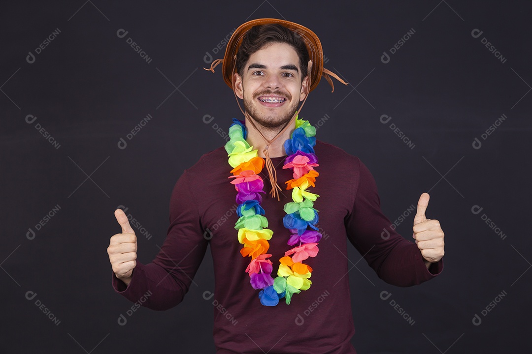 Homem jovem fantasiado para carnaval