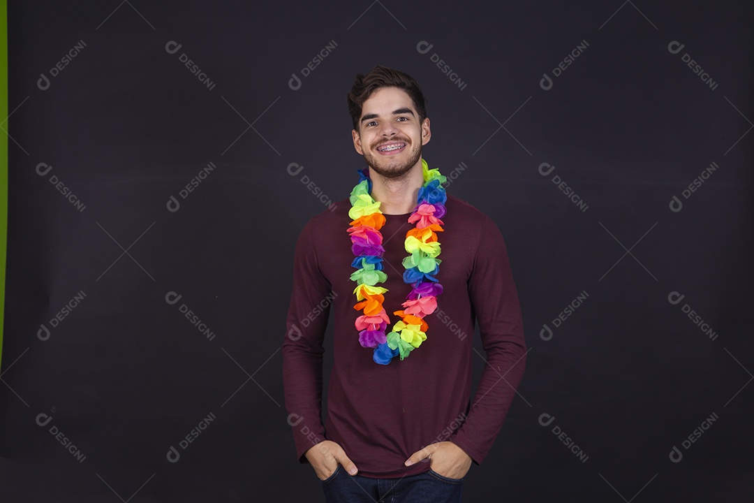 Homem jovem fantasiado para carnaval