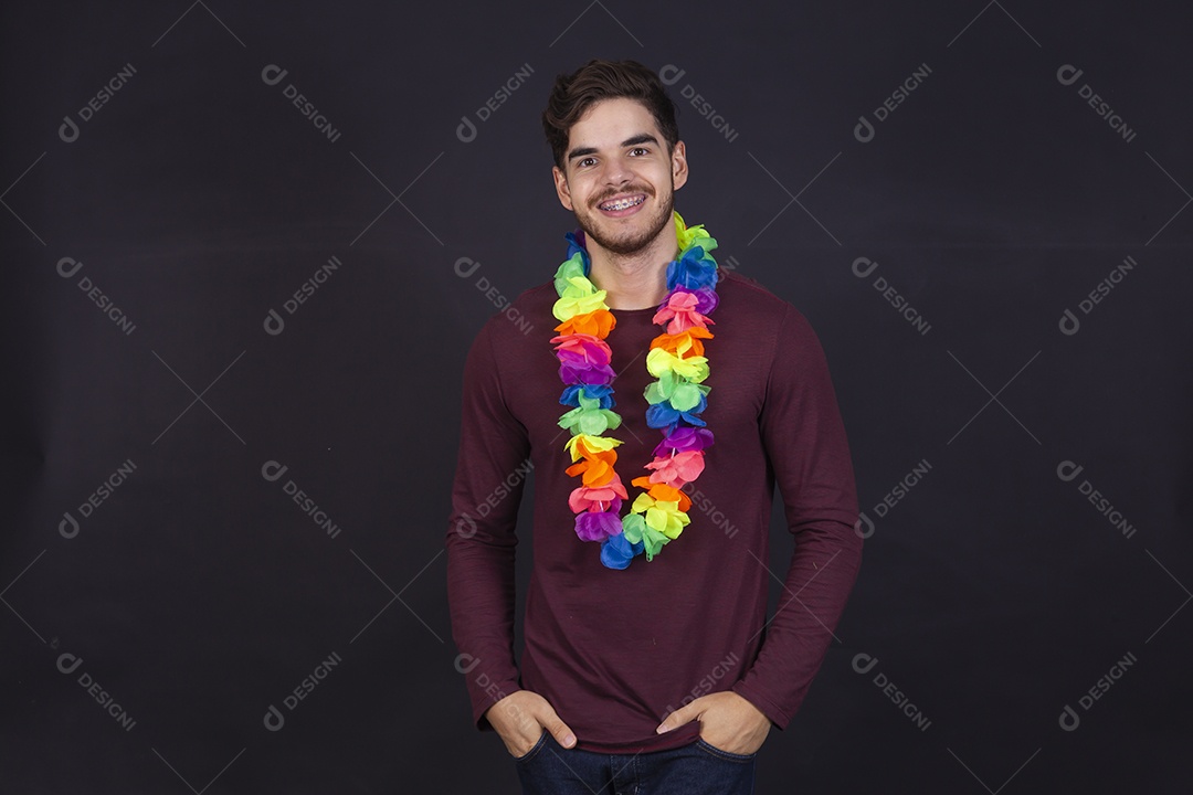 Homem jovem fantasiado para carnaval